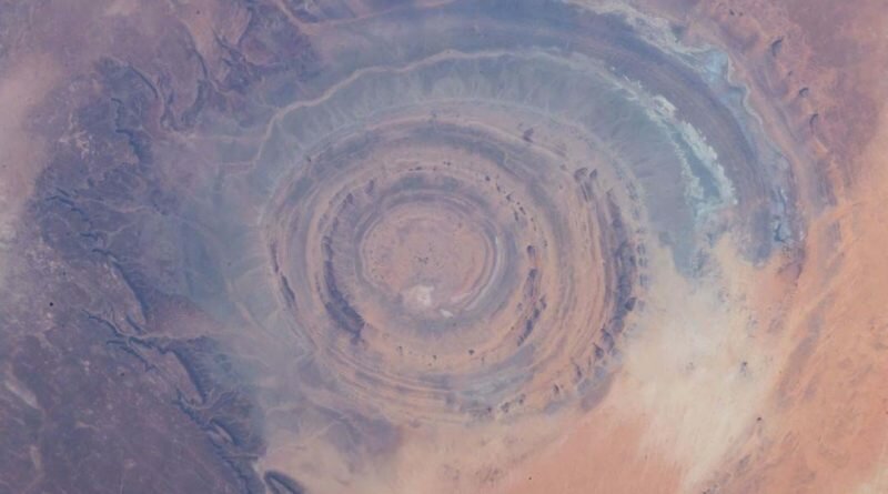 NASA поделилось снимком «Глаза Сахары» (2 фото)