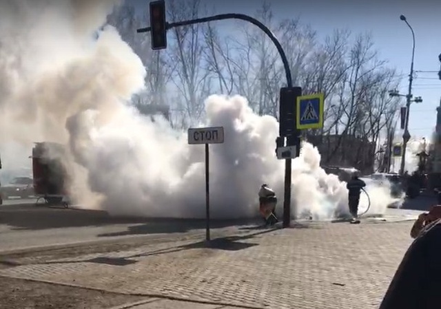 В центре Архангельска после аварии сгорел автомобиль (4 фото + видео)