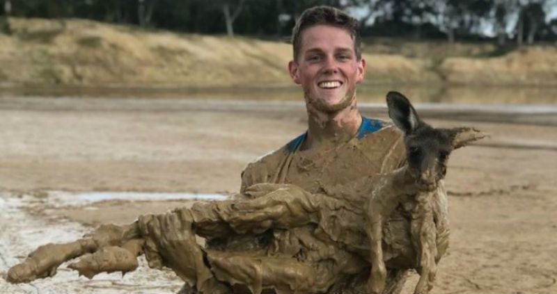 Австралийский подросток полез в грязь, чтобы спасти увязшего по уши кенгуренка (4 фото + 1 видео)