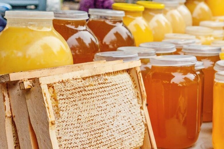 Почему мед может храниться вечно? (2 фото)