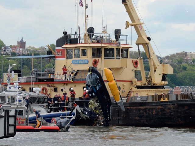 Падение вертолета в реку Гудзон в Нью-Йорке (4 фото + видео)