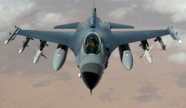Боевой истребитель F-16 врезался в крышу склада в Калифорнии (4 фото + видео)
