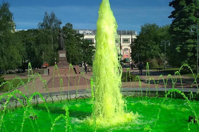 В центре Калининграда забил фонтан с зеленой водой (2 фото + видео)