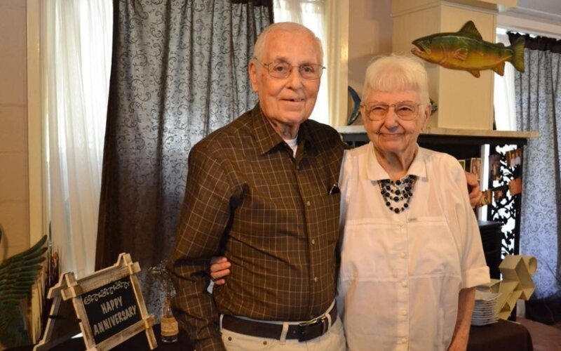 Супруги прожили вместе 62 года и умерли с разницей в 1,5 часа, взявшись за руки (3 фото)