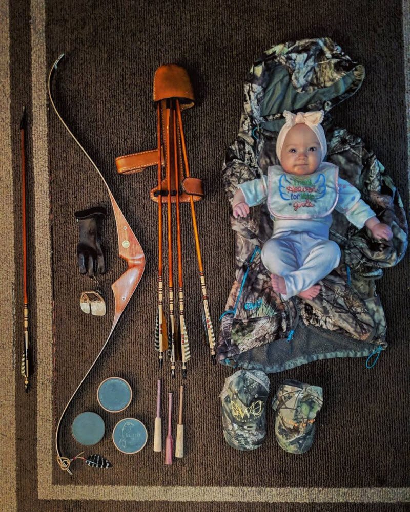 Любительница охоты с луком берет с собой маленькую дочь (14 фото)