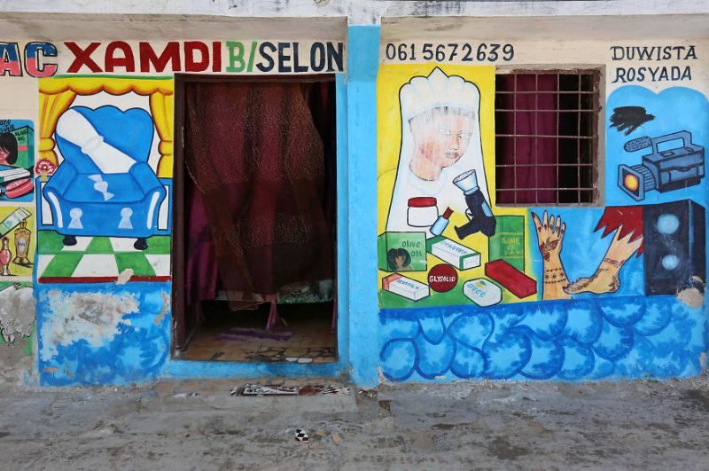 В Сомали не нужно заходить в магазин, чтобы увидеть ассортимент - все нарисовано на фасаде (17 фото)