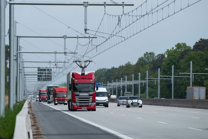 Грузовикам наставили рога: в Германии открылся первый электроавтобан (6 фото)