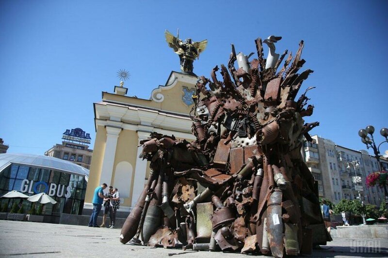 В Киеве на Майдане Независимости появился Железный трон из обломков военной техники Донбасса (5 фото)