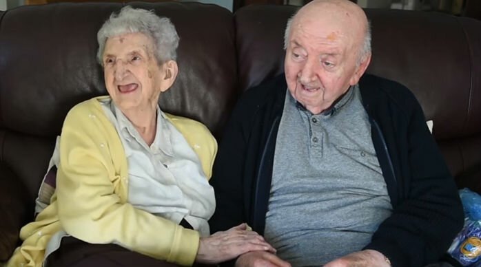 «Ты никогда не перестанешь быть мамой»: 98-летняя мать переехала к 80-летнему сыну в дом престарелых (9 фото)