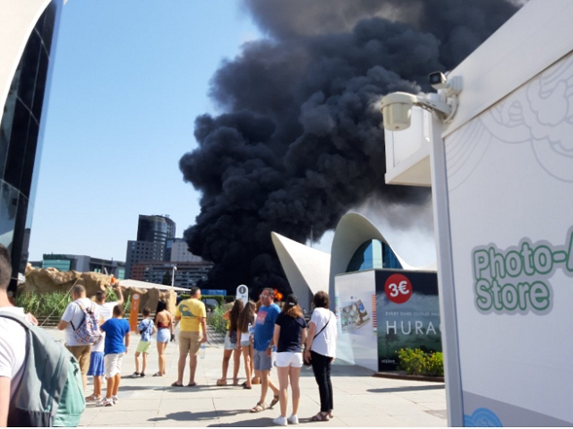 В Испании случился пожар в крупнейшем океанариуме Европы (3 фото + 3 видео)