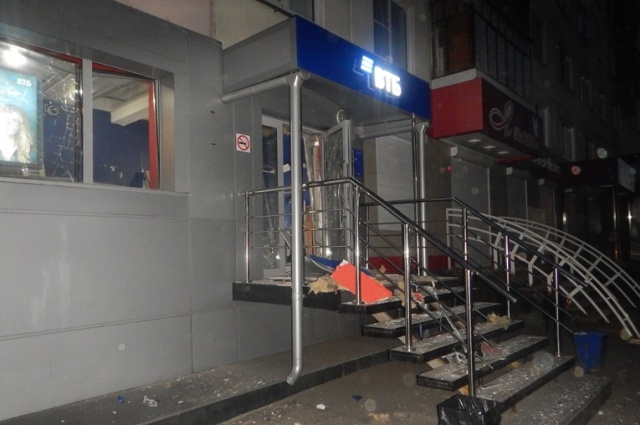 Грабитель взорвал банкомат ВТБ в Бийске (4 фото + видео)