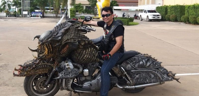 Это настоящий Хищник на мотоцикле и он живет в Таиланде (7 фото + 2 видео)