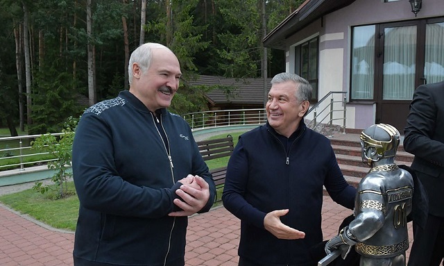 Президент Узбекистана подарил Александру Лукашенко его маленькую копию