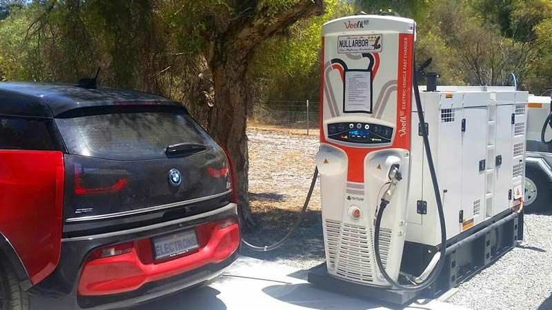 В Австралии электромобили заряжает дизельный генератор (3 фото)