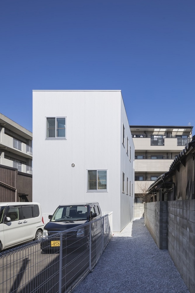 Скромный японский домик оказался удивительным архитектурным творением (10 фото)