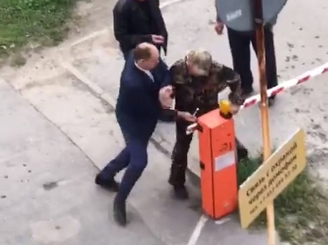 В Екатеринбурге чиновник приехал демонтировать шлагбаум и ударил пенсионера, который пытался ему помешать