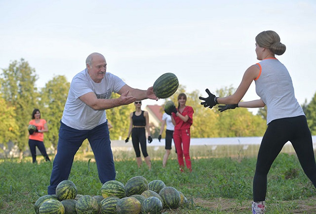 День рождения Александра Лукашенко: спорт, девушки и арбузы (5 фото + видео)