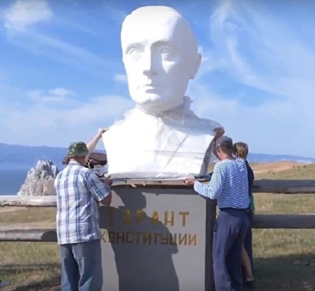 В Иркутской области установили бюст Владимира Путина, чтобы привлечь внимание властей (фото + видео)
