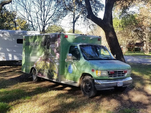Американец переделал старую машину скорой помощи в уютное жилище (19 фото)