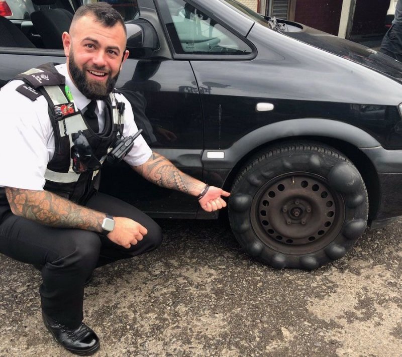 В Великобритании полицейский остановил автомобиль с пузырями по всей шине (2 фото)