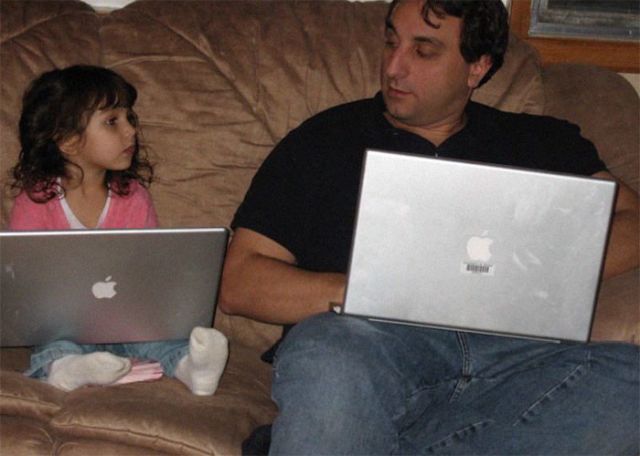 Мужчина делает одинаковые фото с дочерью с 2007 года и за 12 лет он ни капли не постарел (4 фото)