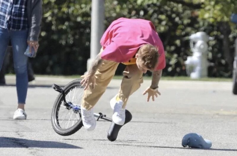 Джастин Бибер проехался на моноцикле, но что-то пошло не так, и он докатился до битвы фотошоперов (17 фото)