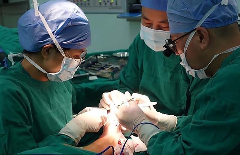 В Китае врачи прооперировали юношу с 9 пальцами на одной ноге (8 фото + 1 видео)