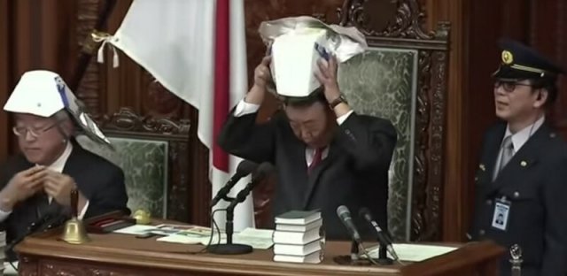 Депутатам в Японии выдали шлемы — теперь они похожи на самураев (5 фото)