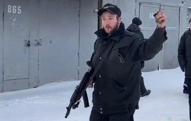 В Петербурге сносят гаражи. Один из хозяев защищает имущество с автоматом и гранатами (4 фото + видео)
