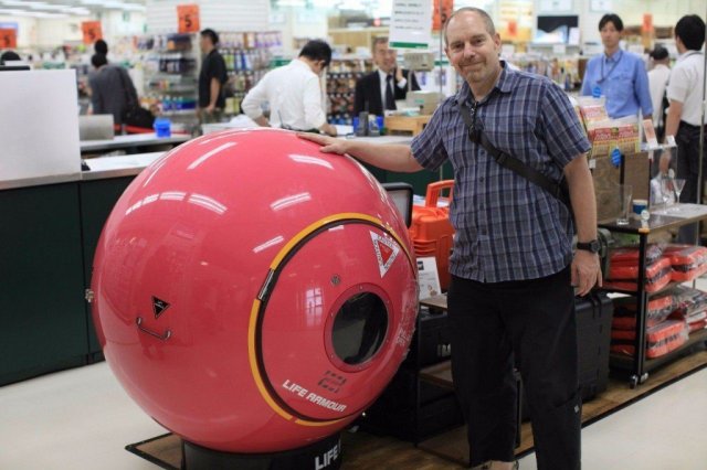 В японском супермаркете продаются вещи, которые спасут от цунами (3 фото)