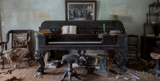 Фотограф нашел на Лонг-Айленде большой заброшенный дом, наполненный сокровищами прошлого (21 фото)