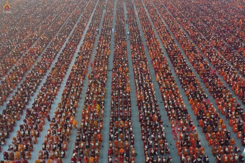 30 000 буддийских монахов собрались на благотворительном мероприятии (10 фото)