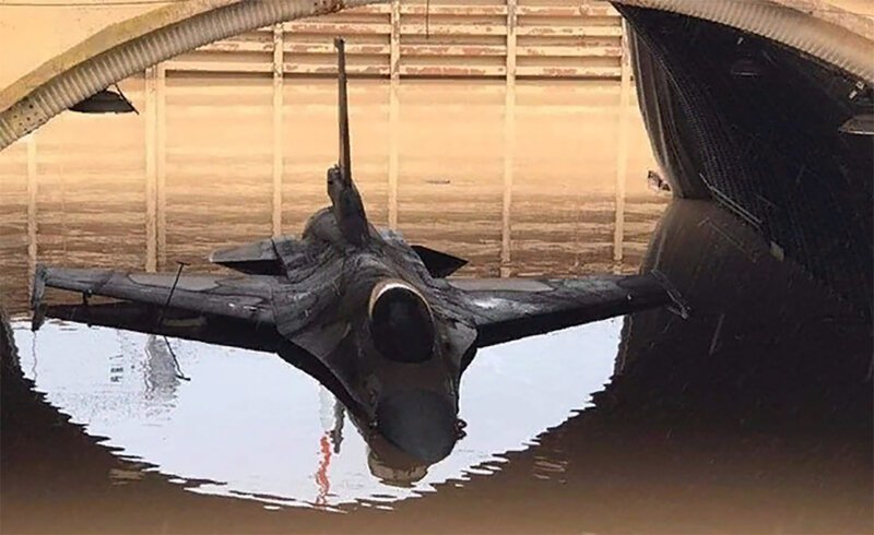 Потоп на базе ВВС в Израиле, ущерб причинён нескольким истребителям (3 фото)