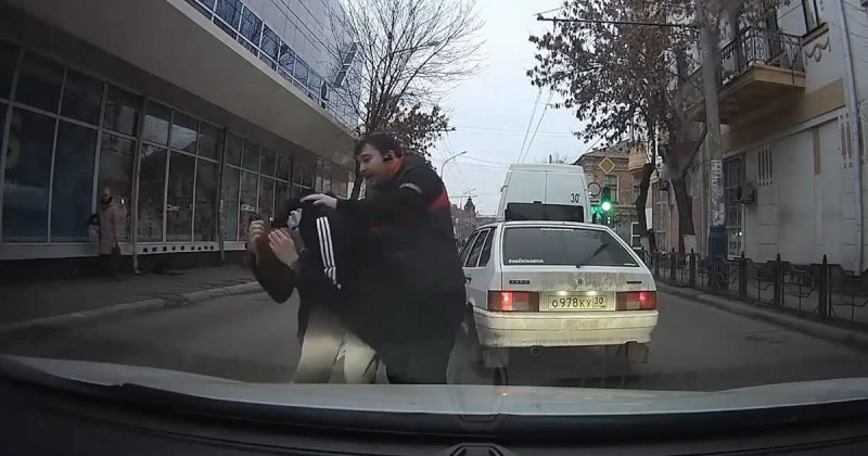Суровый маршрутчик: в Астрахани накажут мужчину, который избил молодого водителя (2 фото + 1 видео)