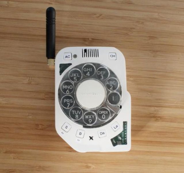 Долой смартфоны: Инженер создала вращающийся сотовый ретро-телефон (3 фото)