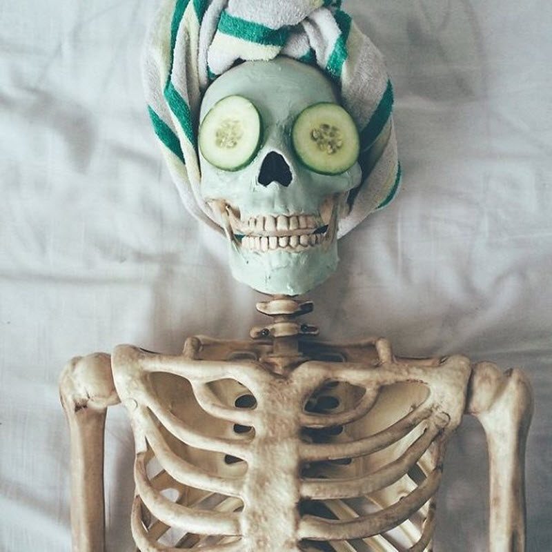 Пародия на современных девушек — скелет в Instagram (15 фото)