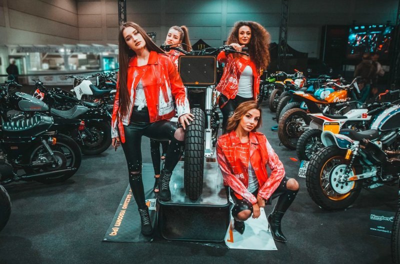 Симпатичные девушки и крутые мотоциклы с выставки в Италии (20 фото + 1 видео)