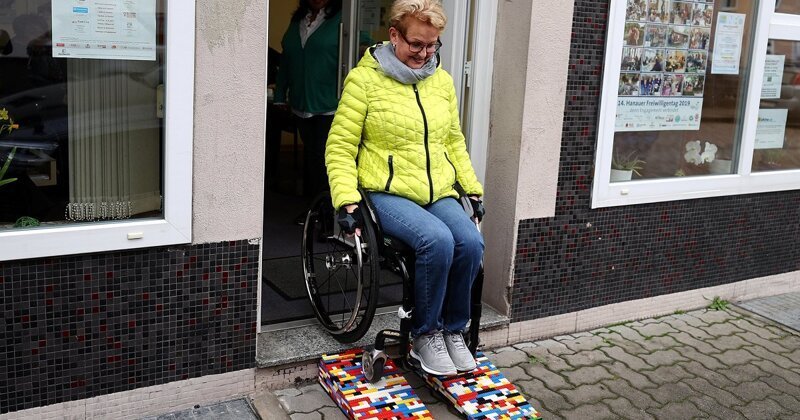 Прикованная к инвалидному креслу бабушка собирает из конструктора пандусы (4 фото + 1 видео)