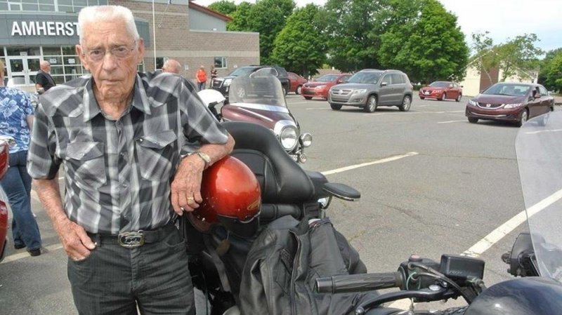 Возраст - это всего лишь цифра! 100-летний байкер из Канады всё еще в седле (4 фото)