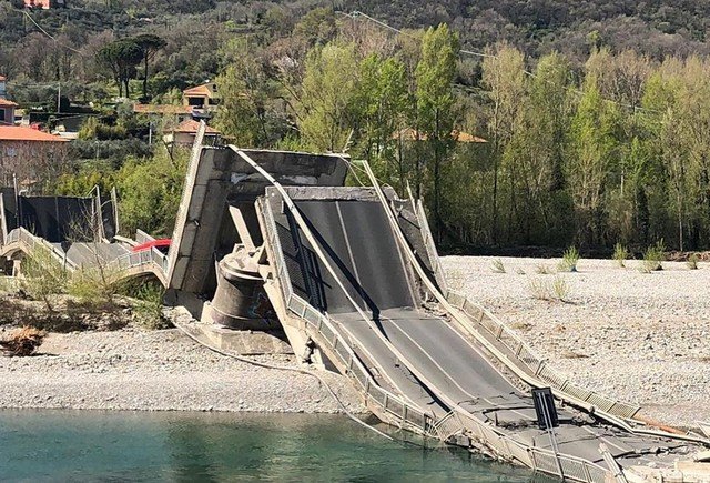 На Севере Италии рухнул мост (11 фото)