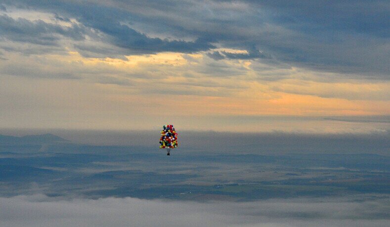 Мужчина на связке воздушных шаров улетел за сотни километров от дома (8 фото)