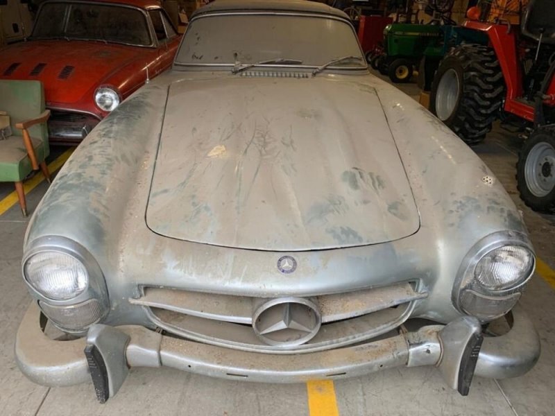 Простоял в гараже больше 40 лет: пыльный Mercedes-Benz 300 SL выставили на продажу (7 фото)