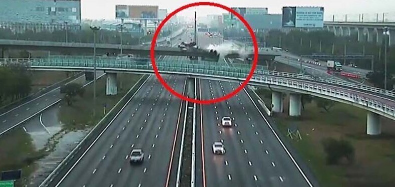 Грузовик с прицепом из-за резкого поворота на большой скорости слетел с моста (3 фото + 1 видео)