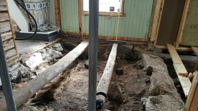 В Норвегии семейная пара ремонтировала дом и обнаружила под полом могилу викинга (4 фото)