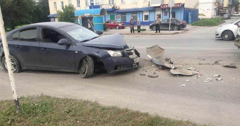 В Кемеровской области пьяный водитель въехал в пропускающих пешехода машины (2 фото + 1 видео)