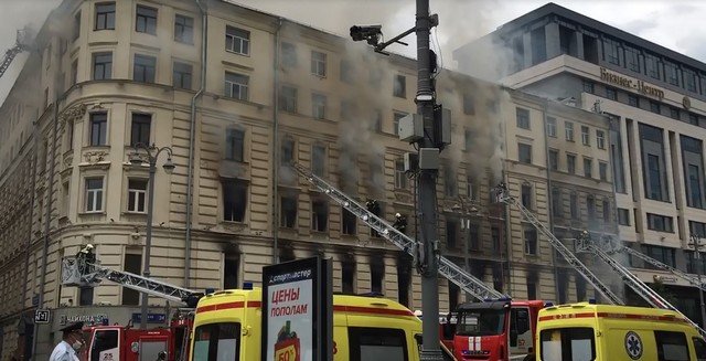 В здании на Тверской улице в центре Москвы произошел пожар (2 фото + 3 видео)