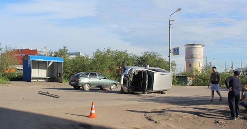 В Воркуте водитель без прав протаранил автомобиль в котором ехала семья (2 фото + 1 видео)