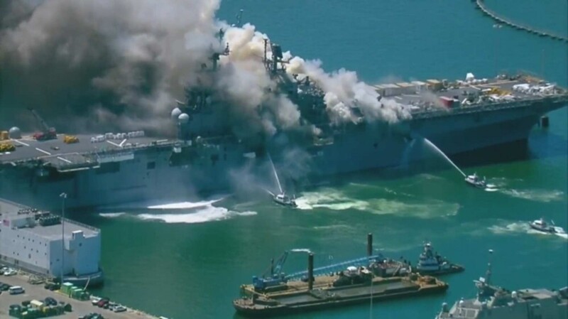 USS Bonhomme Richard продолжает гореть четвертый день (4 фото + 2 видео)