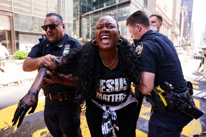 Надпись Black Lives Matter на Манхэттене облили краской уже третий раз (7 фото + 1 видео)