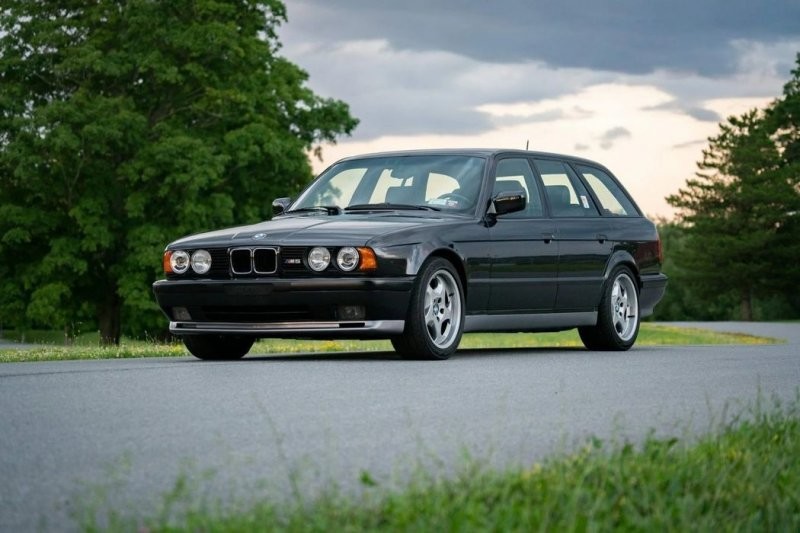 BMW M5 Touring E34 — Эпичный вариант семейного автомобиля (11 фото + 2 видео)